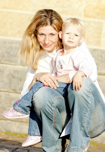 Mutter mit ihrer kleinen Tochter — Stockfoto