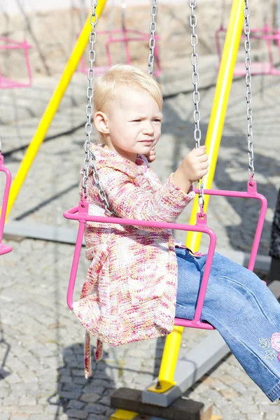 Kleines Mädchen auf Karussell — Stockfoto