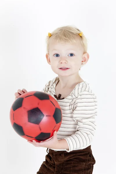 Klein meisje spelen met een bal — Stockfoto