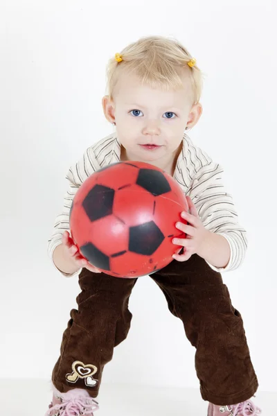 Kleines Mädchen spielt mit einem Ball — Stockfoto