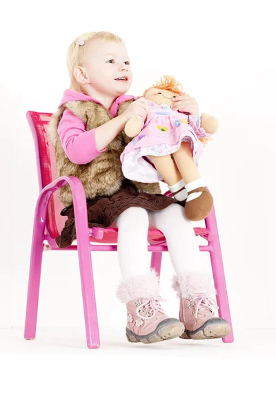 Dívka hraje s panenkou — Stock fotografie