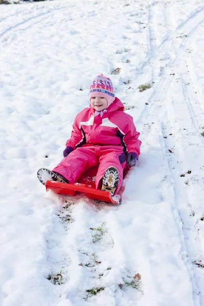 Liten jente med bob i snø – stockfoto