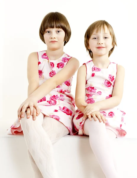 Dvě sestry na sobě podobné šaty — Stock fotografie