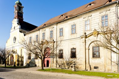 Benedictine Manastırı, polis nad metuj