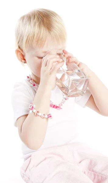 Porträt eines kleinen Mädchens, das Wasser trinkt — Stockfoto