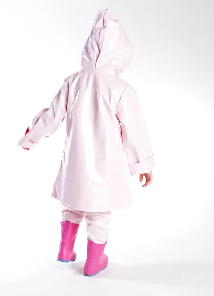 Malá dívka na sobě pláštěnku — Stock fotografie