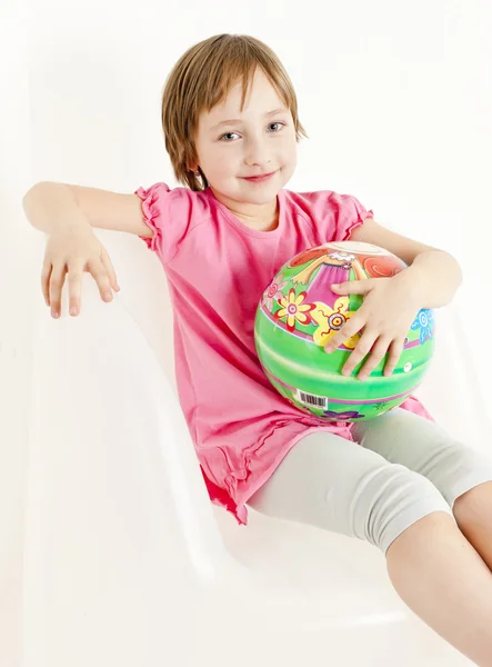 Portret dziewczyny, siedząc z piłką — Zdjęcie stockowe