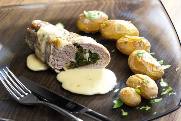 Lombo macio de porco assado cheio de espinafre e queijo de cabra — Fotografia de Stock