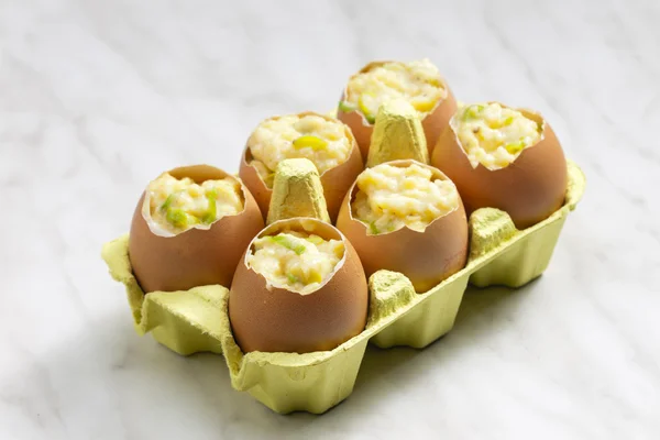 Orak-arik telur dengan chives — Stok Foto