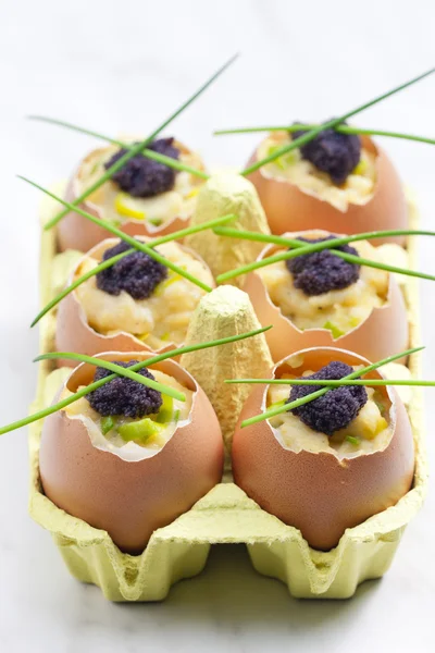 Rührei mit Schnittlauch und schwarzem Kaviar — Stockfoto