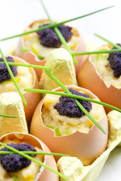 Sahanda yumurta chives ve siyah havyar — Stok fotoğraf
