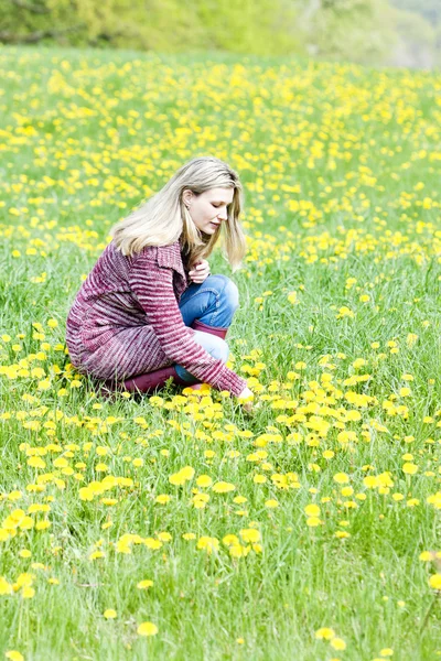 Femme assise sur la prairie de printemps — Photo
