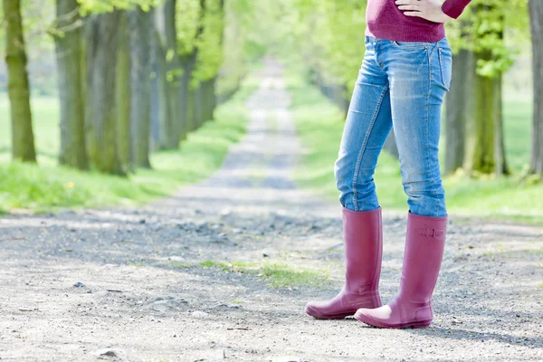Dettaglio della donna che indossa stivali di gomma — Foto Stock
