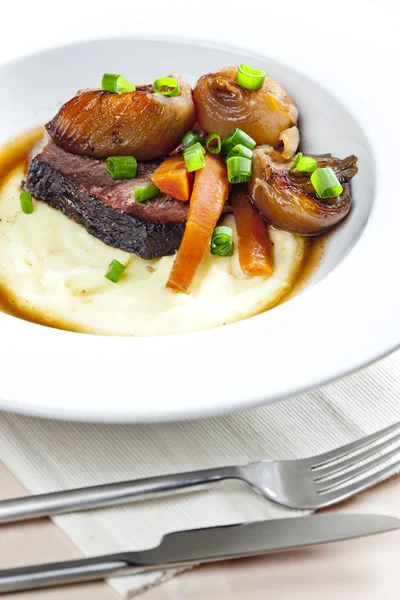 Beef stew with carrot and mashed potatoes — Stock Photo, Image