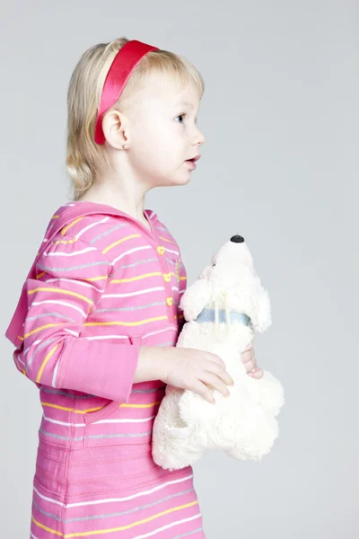 곰 인형을 들고 있는 어린 소녀의 사진 — 스톡 사진