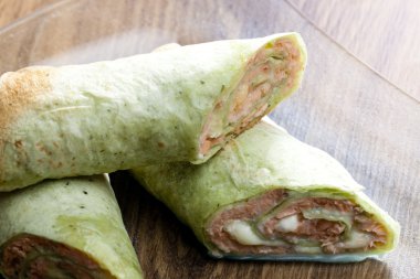 ıspanak tortilla somon ve mozzarella peyniri ile doldurulmuş