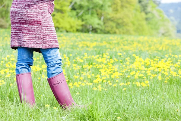 Detalle de la mujer con botas de goma en el prado de primavera — Foto de Stock