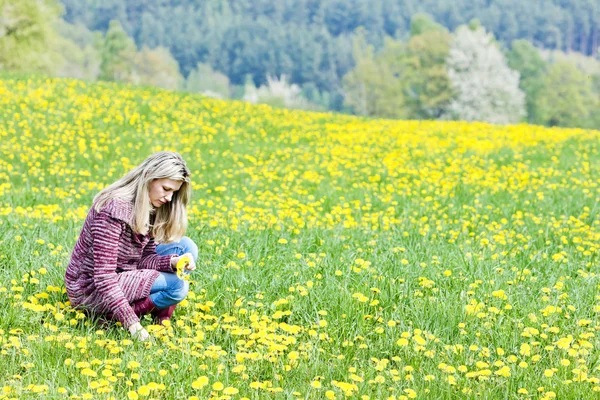 여자 봄 풀밭에 앉아 — 스톡 사진