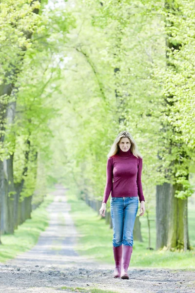 春の路地にゴムを着ている女性をブーツします。 — ストック写真
