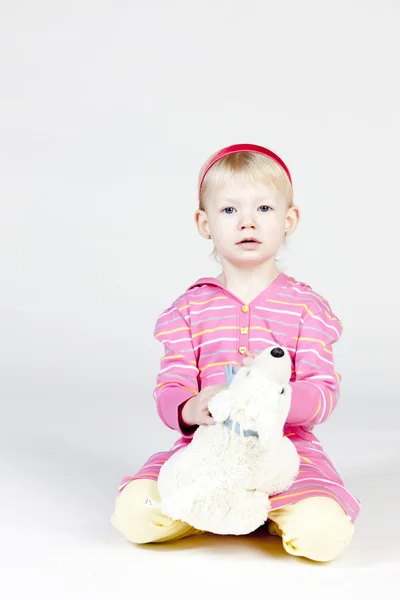 Bambina con un orsacchiotto — Foto Stock