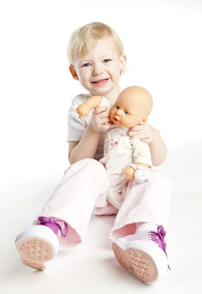 Holčička hrající si s panenkou — Stock fotografie