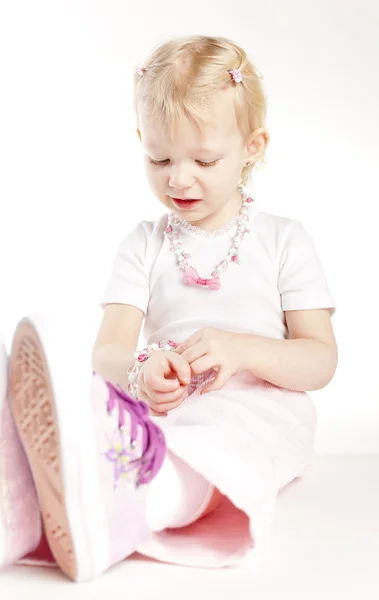 Porträt eines sitzenden kleinen Mädchens mit Halskette — Stockfoto