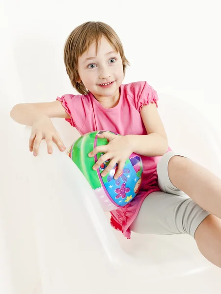 Portrét dívky, sedící s míčem — Stock fotografie