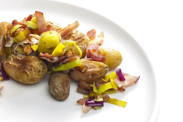 Batatas pequenas assadas com alho-porro e bacon — Fotografia de Stock