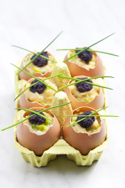 Jajecznica ze szczypiorkiem i Kawior z jesiotra — Zdjęcie stockowe
