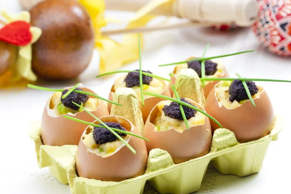 Páscoa ainda vida com ovos mexidos, cebolinha e caviar preto — Fotografia de Stock