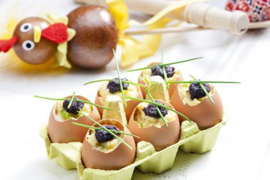 Paskalya yumurta şifreli, chives ve siyah havyar ile natürmort