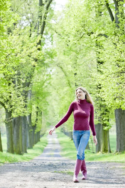 Nő visel gumi csizma a sikátorban tavaszi séta — Stock Fotó