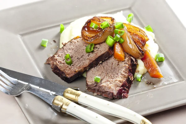 Gulasz wołowy z marchewki i ziemniaki puree — Zdjęcie stockowe