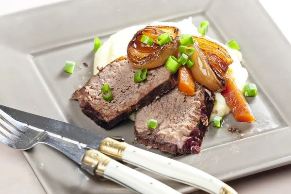 Rindereintopf mit Karotten und Kartoffelpüree — Stockfoto