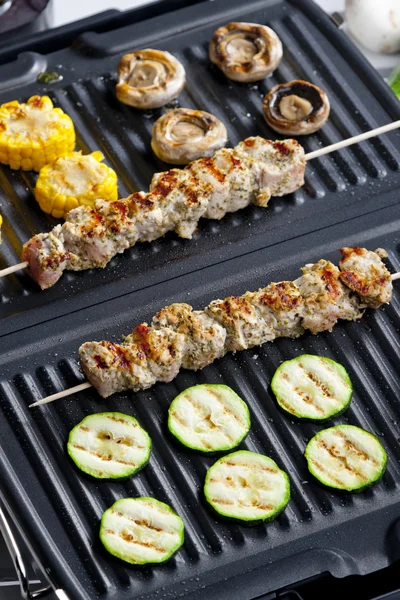 Espetos de carne e legumes na grelha elétrica — Fotografia de Stock