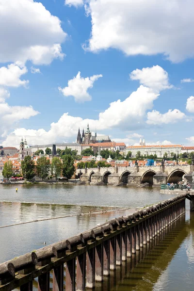 Hradcany met charles bridge, prague, Tsjechië — Stockfoto