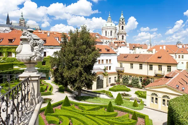 Vrtbovské zahrady a kostel svatého Mikuláše, Praha, Česká republ — Stock fotografie