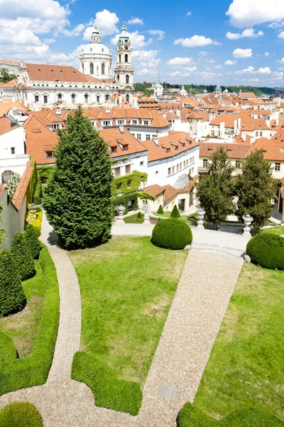 Vrtbovska Garden ja Pyhän Nikolauksen kirkko, Praha, Tsekin tasavalta — kuvapankkivalokuva