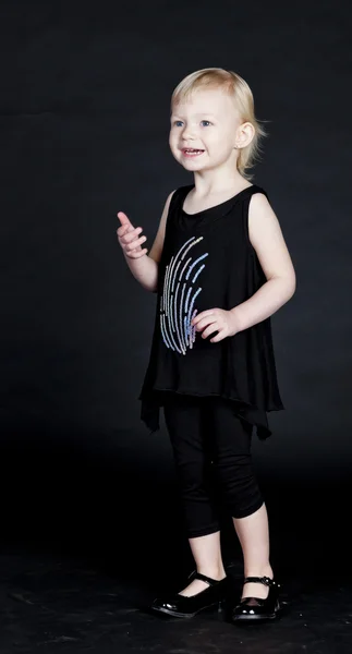 검은 옷과 검은 신발을 입고 어린 소녀 — 스톡 사진
