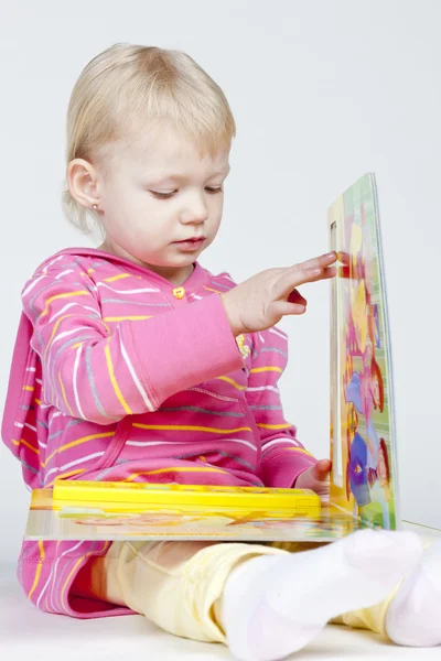 Klein meisje met een boek — Stockfoto