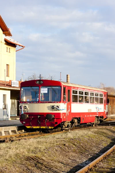Μηχανή μεταφορά στο σιδηροδρομικό σταθμό του dobruska, Τσεχία — Φωτογραφία Αρχείου