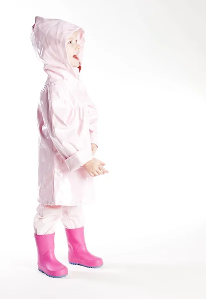 Kis lány visel esőkabát — Stock Fotó