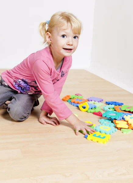 Hraje malá holčička — Stock fotografie
