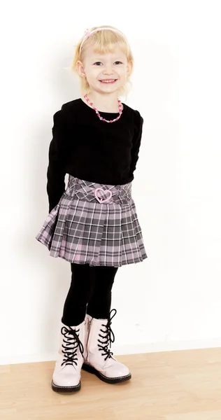 Stojící holčička nosí sukně — Stock fotografie