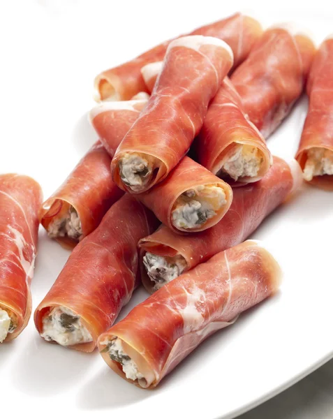 Parma ham rolls filled with cream cheese, Galia melon and capers — Stock Photo, Image