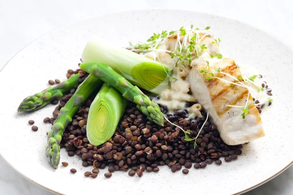 Butterfish with green lentils, leek and green asparagus — Stock Photo, Image