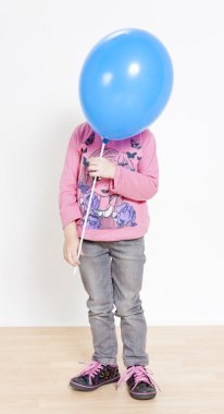 Küçük kız balon tutuyor