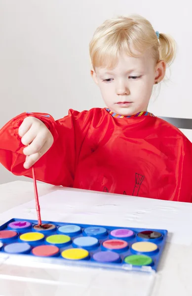 Dívka malování s akvarely — Stock fotografie