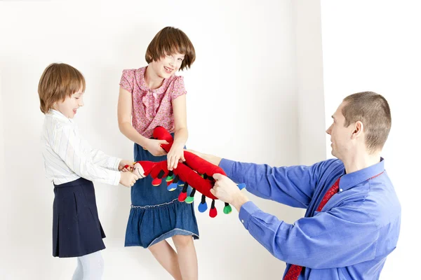 Pai brincando com suas filhas — Fotografia de Stock