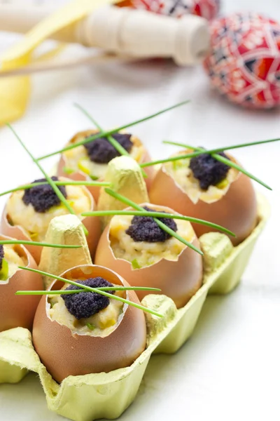 Bodegón de Pascua con huevos revueltos, cebollino y caviar negro —  Fotos de Stock